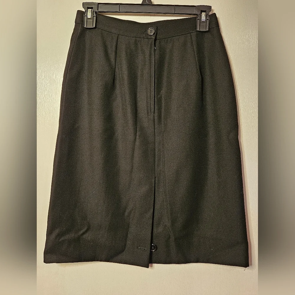 Vintage Georgio Armani black mid length skirt size 44 which equals a medium / 8 - Picture 2 of 5